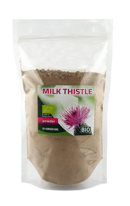 Das Foto zeigt einen durchsichtigen, aufrechten Beutel mit gemahlenem Mariendistel. Auf dem Etikett sind der Name "Milk Thistle", ein Bild der Mariendistelblüte und die Hinweise "Pulver" sowie "BIO" mit dem EU-Bio-Siegel zu sehen.