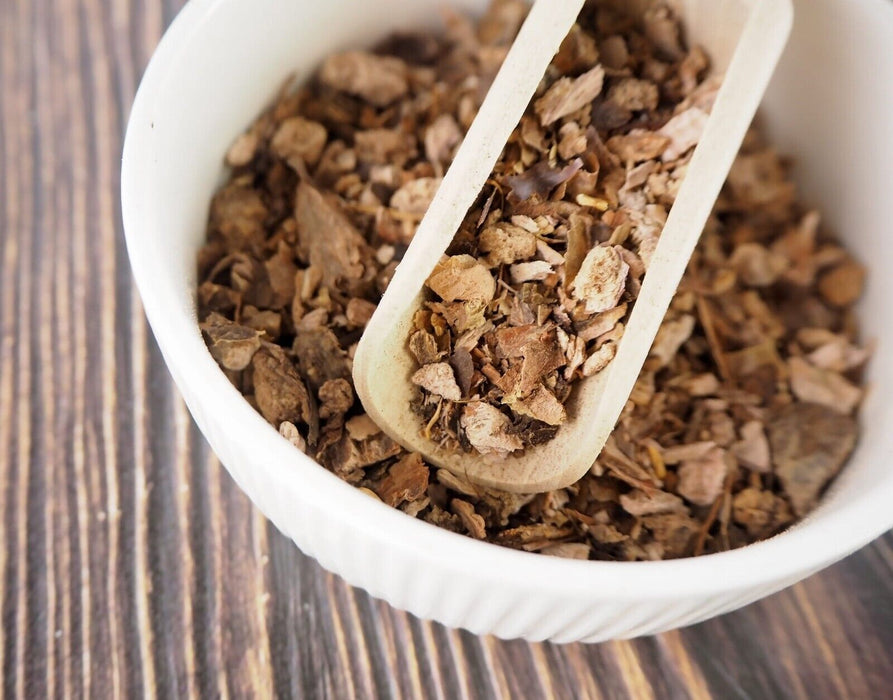 Messlöffel mit zerkleinerten Rhodiola Rosea Wurzelstücken, biologisches Teezubehör.